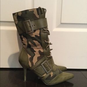 Lace up Camo Boots